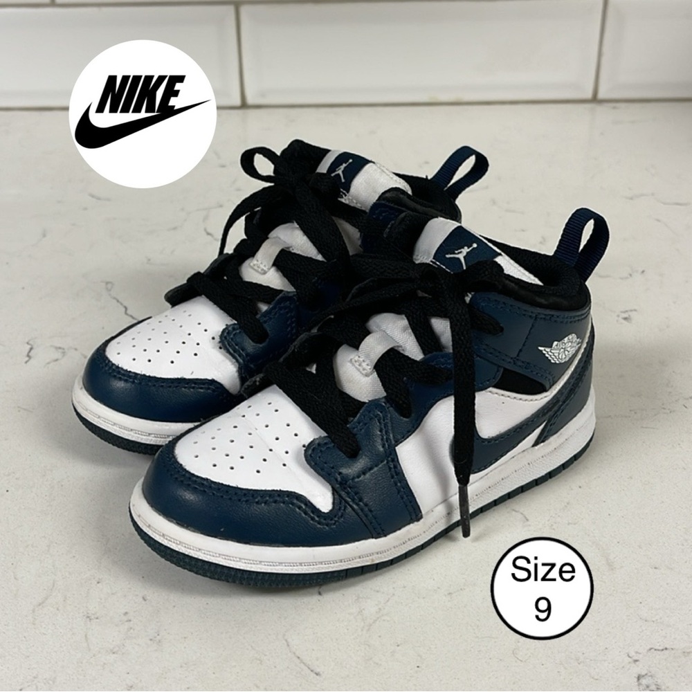 Nike Kids Sneakers in Dark Blue and White